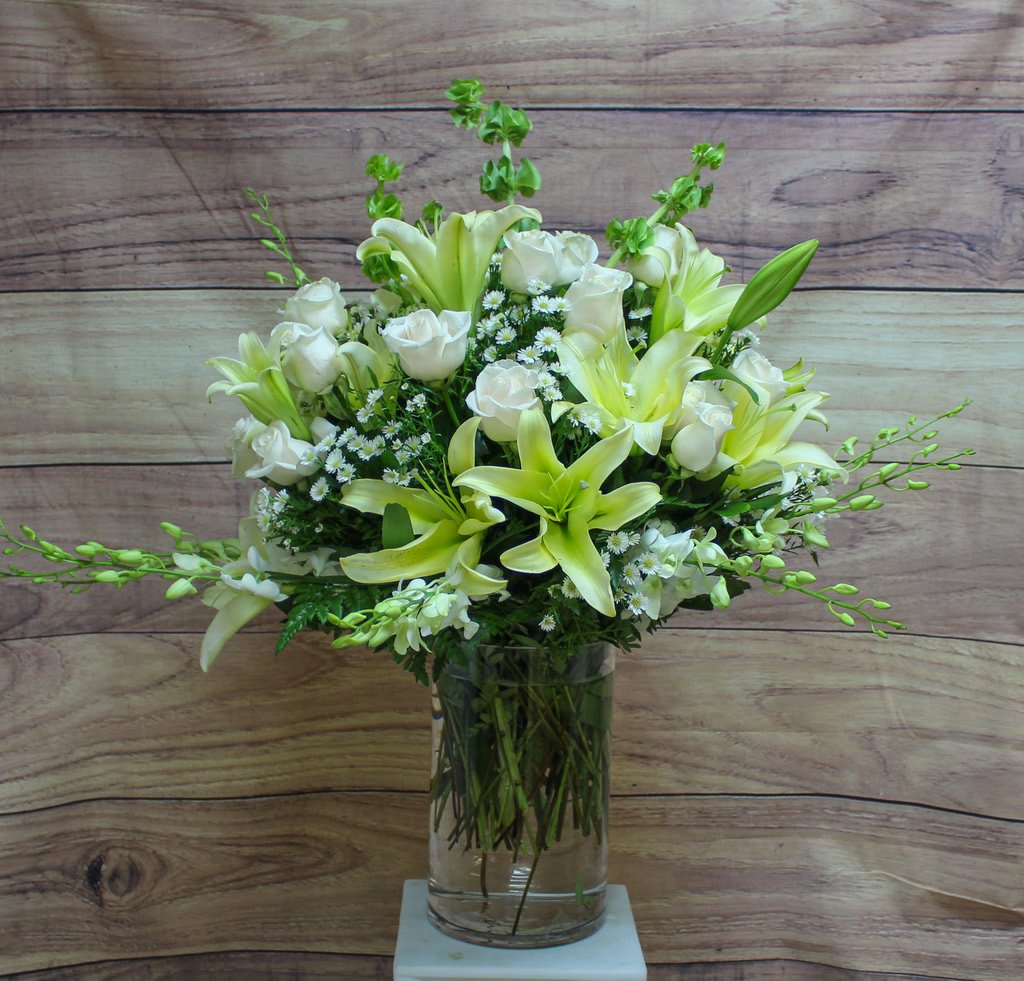 AF-17 Arreglo de rosas, lirios  y orquí­deas