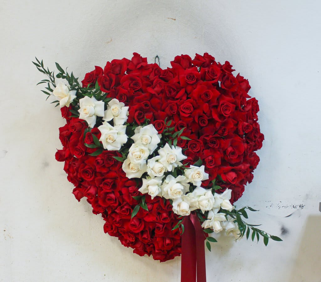 D-22 Corazón todo en rosas Flower Bouquet