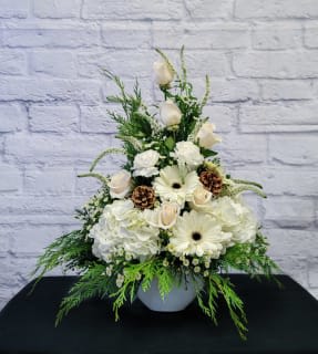 ND-13 Arreglo de hortensias, rosas, claveles, gerberas, veronica y follaje navideño Flower Bouquet