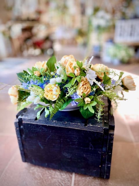 Silk Centerpiece - Blue & Cream