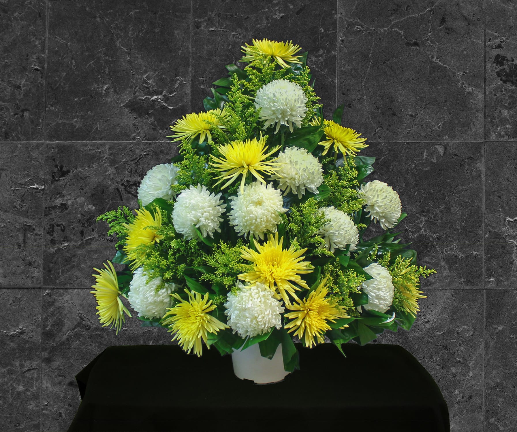 CF-3 Canasta funeral spiders, crisantemos y solidago Flower Bouquet