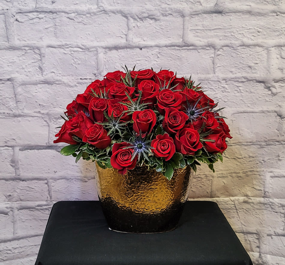 ND-20 Arreglo de rosas y eryngium con follaje y decoración navideña