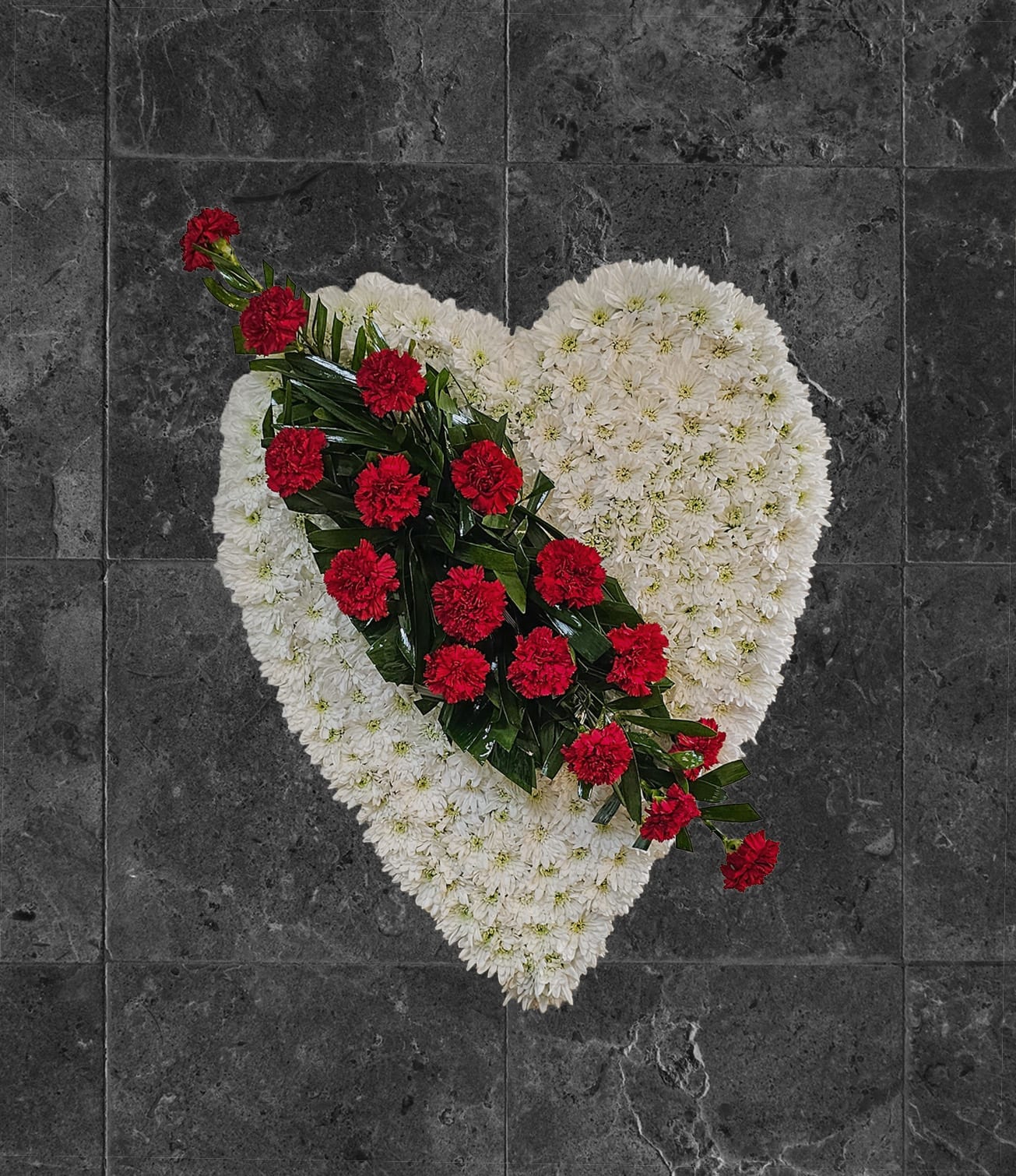 D-3 Corazón de pompones con focal en claveles Flower Bouquet