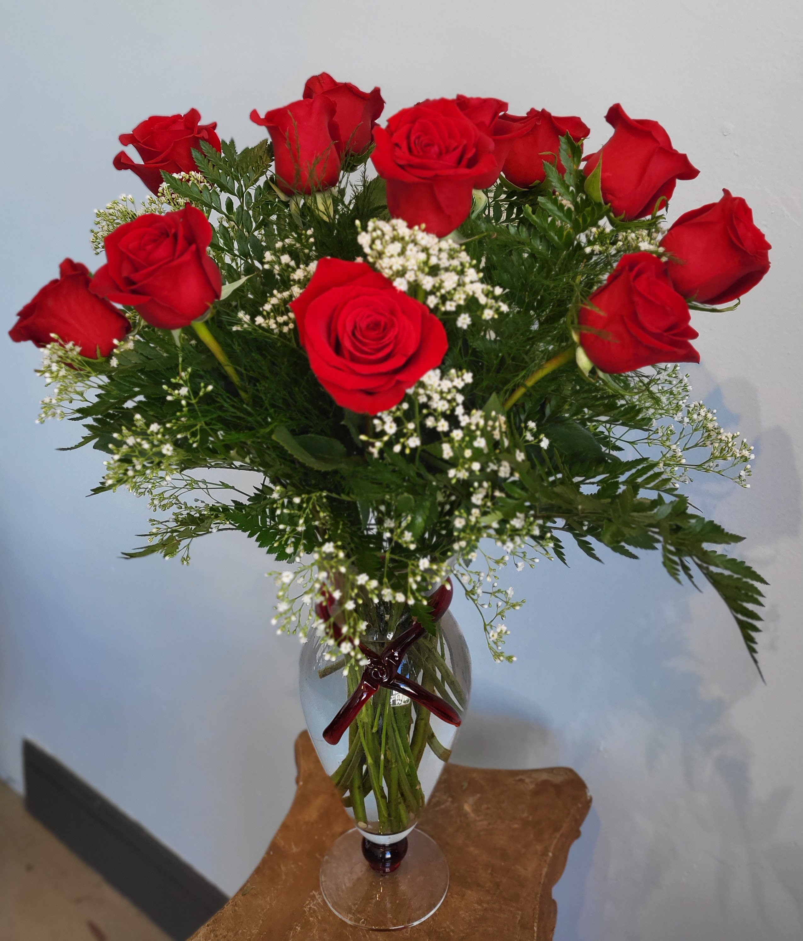 12 Elegant Red Roses In A Vase