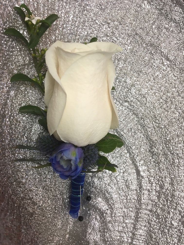 boutonniere white & blue