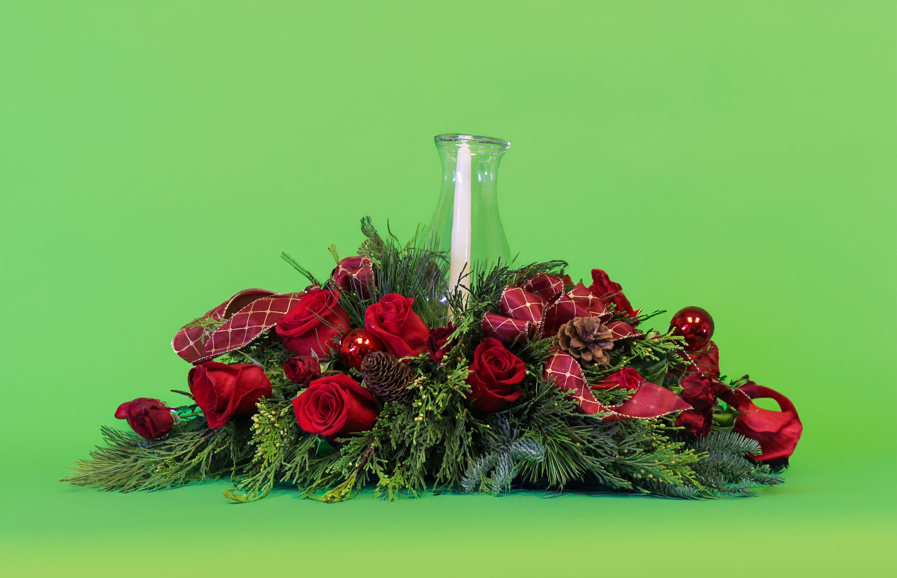 ND-9 Arreglo alargado de rosas, spray roses con follaje y decoración navideño