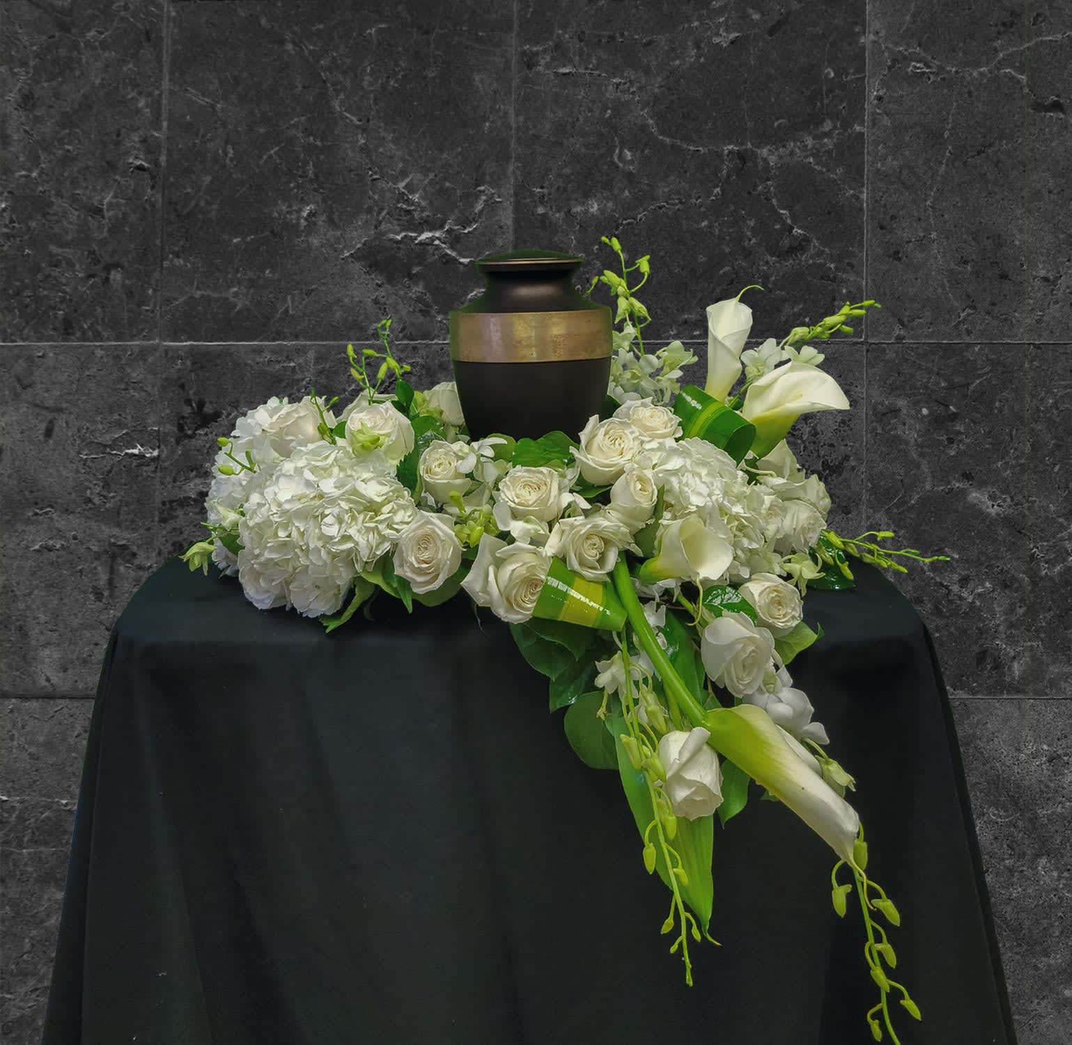 AU-7 Arreglo de urna en hortensias, orquí­deas, rosas y lirios cala