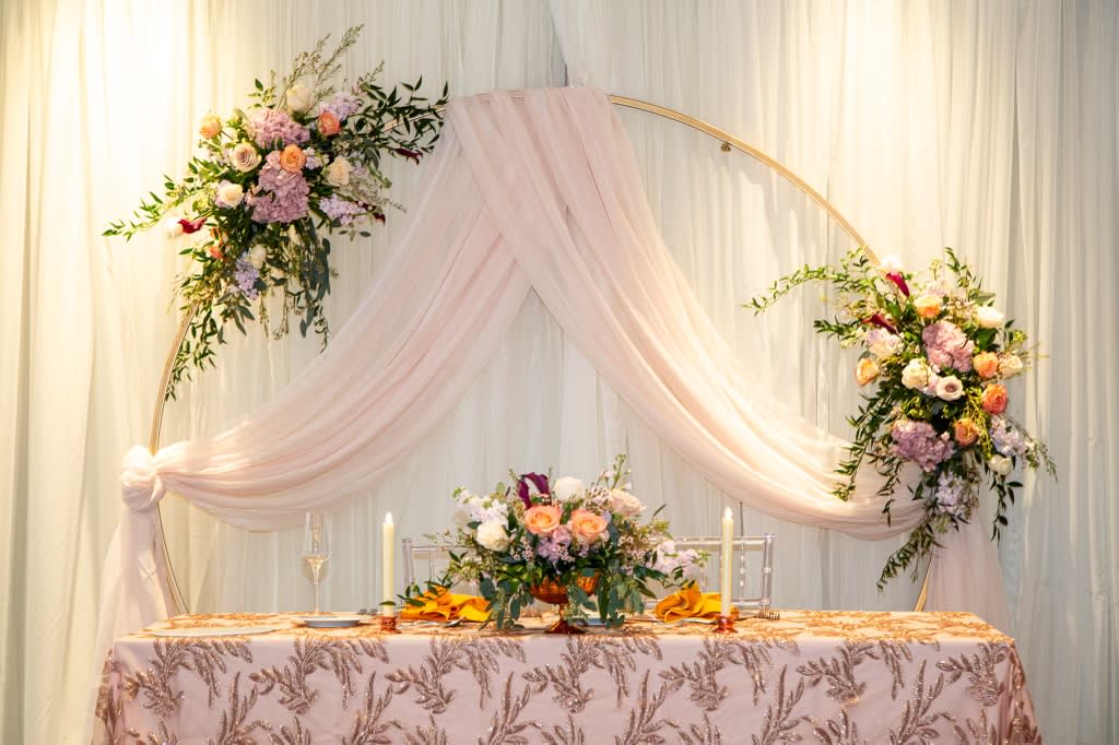 Circle Backdrop - Gold