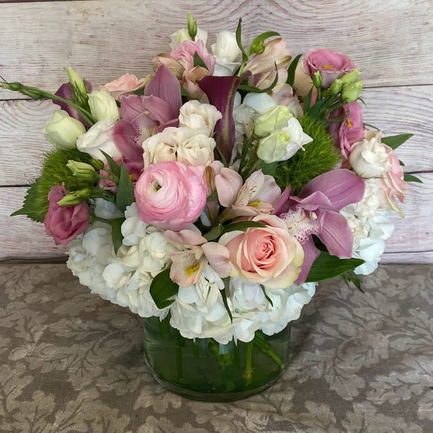 Valentine's Centerpiece Deluxe Flower Bouquet