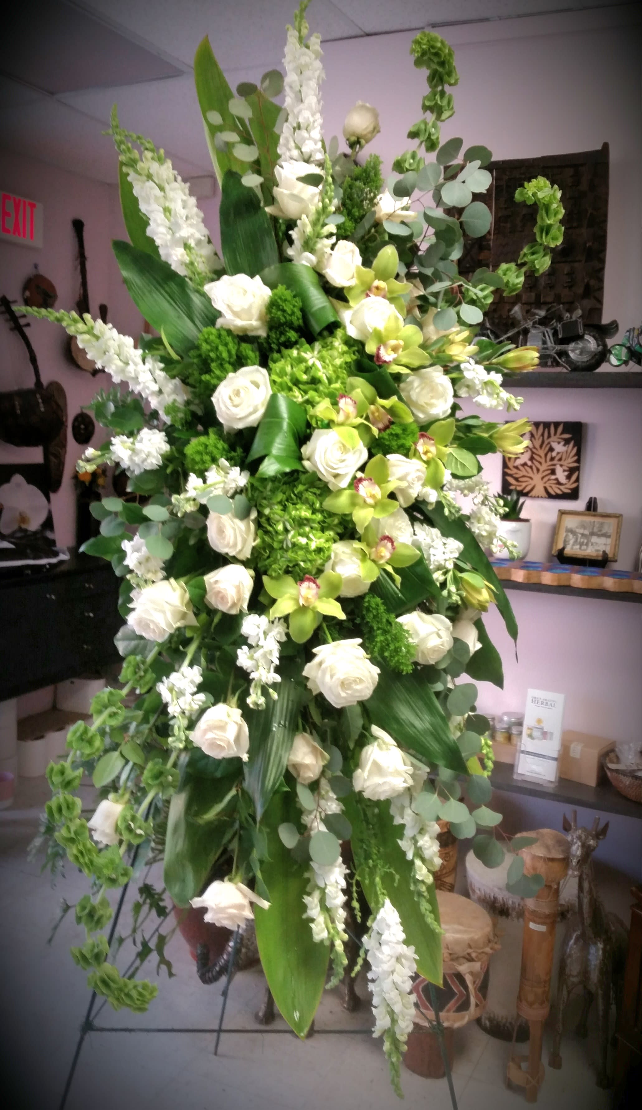WHITE & GREEN  TRIBUTE  SPRAY