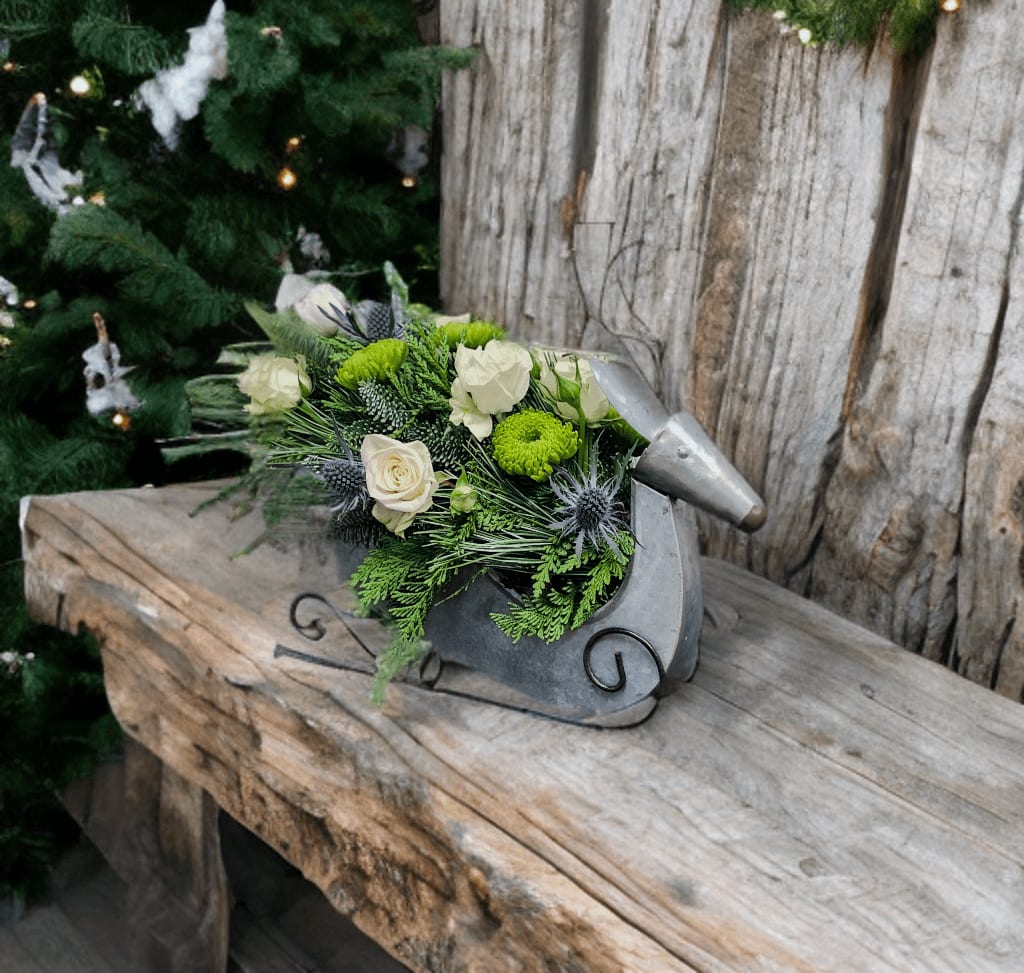 ND-1 Arreglo de spray roses, pinoquios, eryngium, decoración y follaje navideño.