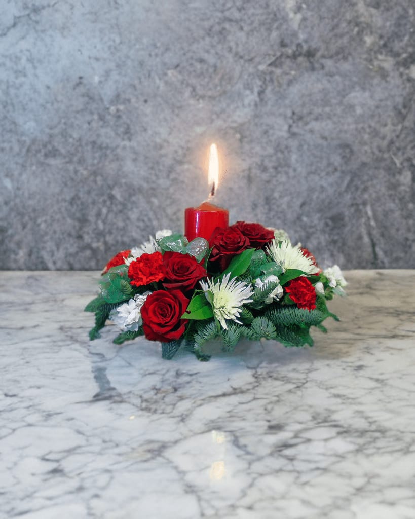 ND-11 Centro de mesa de rosas, claveles y spiders. Incluye vela