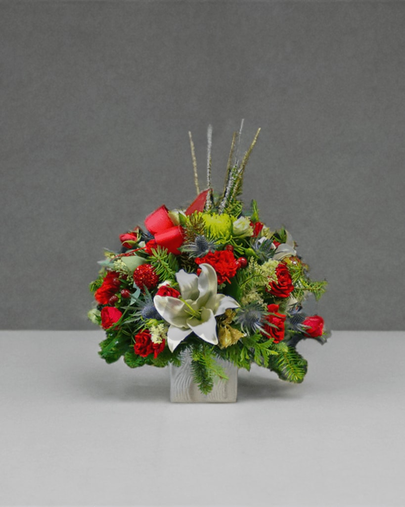 ND-4 Arreglo de claveles, spray roses, lirios, blue eryngium, spiders, follaje y decoración navideña Flower Bouquet