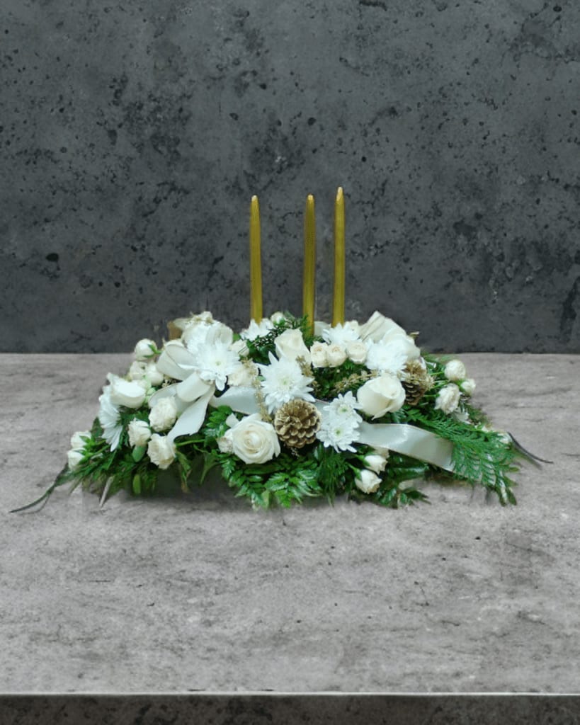 ND-7 Arreglo alargado de rosas, pompones, spray roses, follaje y decoración navideña.