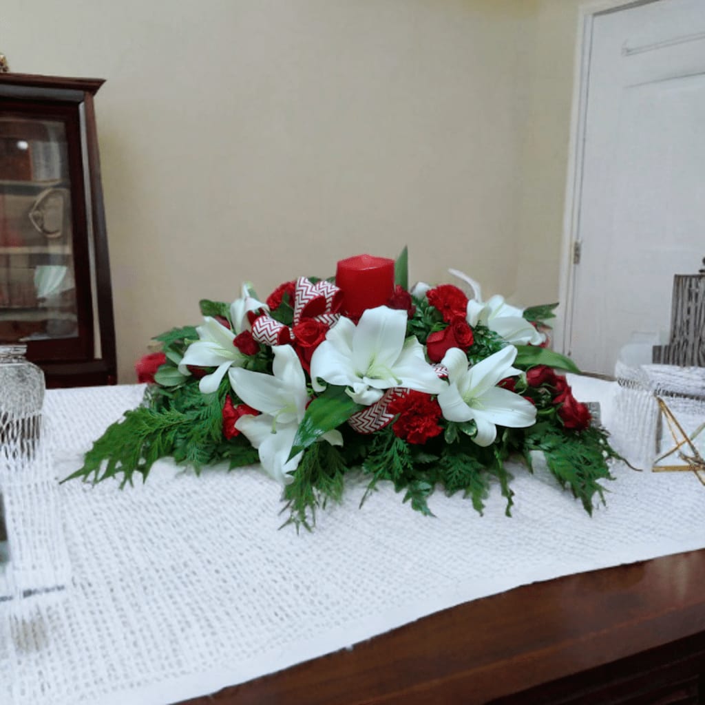 ND-8 Arreglo alargado de rosas y lirios con follaje y decoración navideña