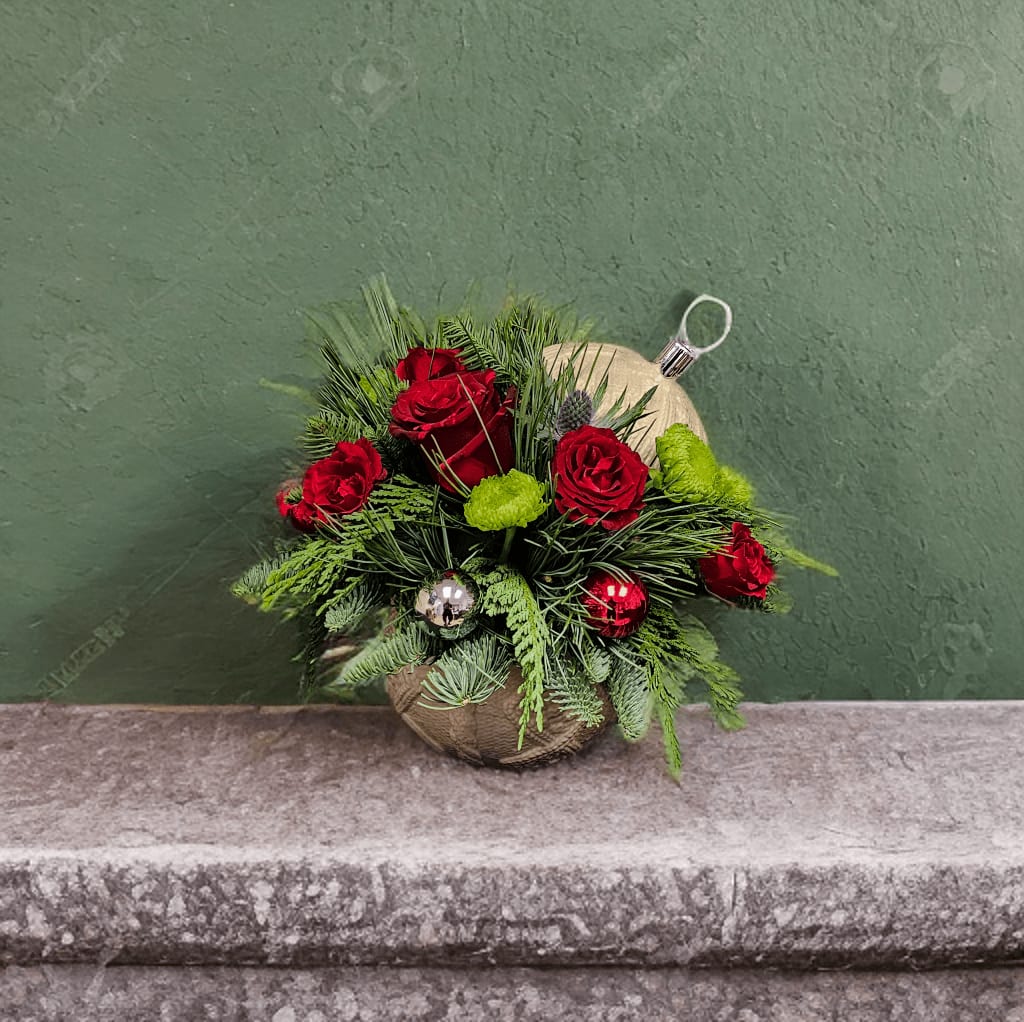 ND-2 Arreglo en vase ornamental de rosas, spray roses y pinoquios