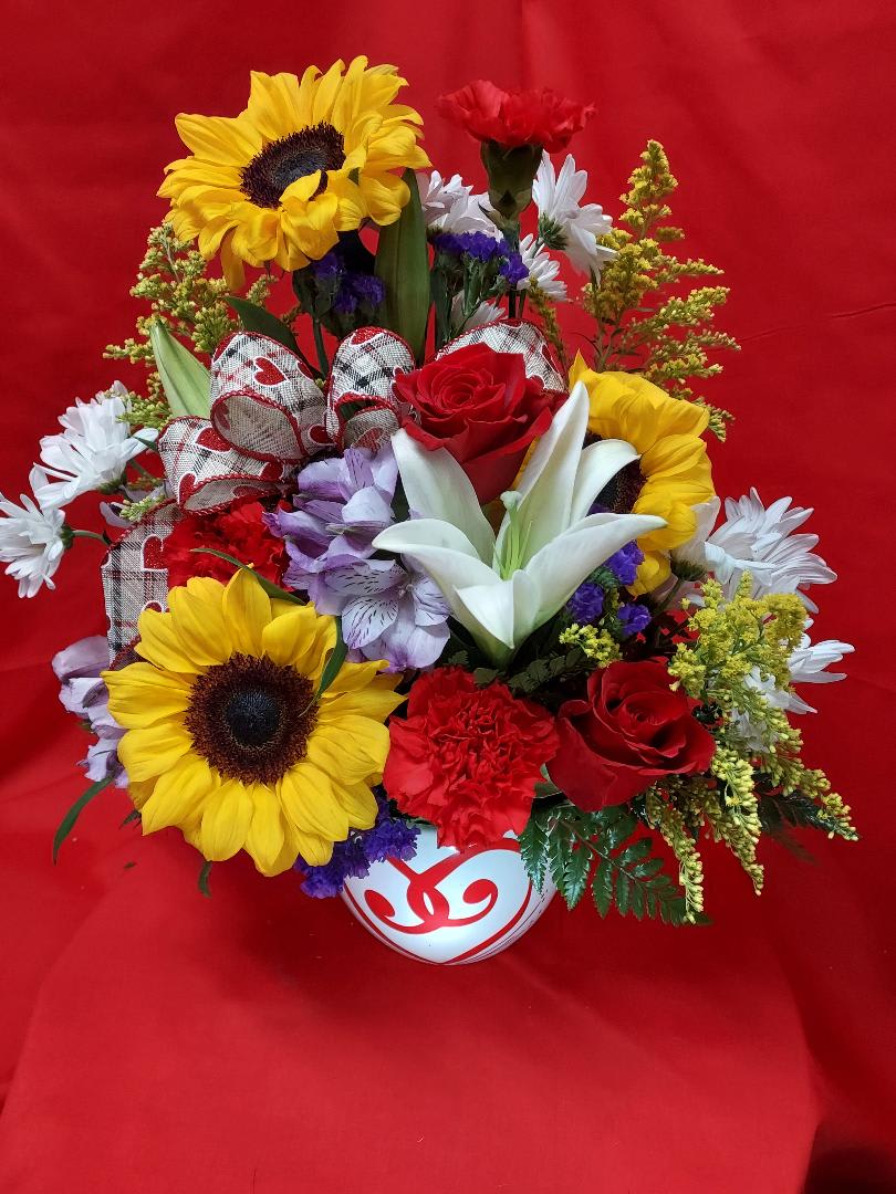 WHITE CERAMIC WITH SWIRLING HEART Flower Bouquet