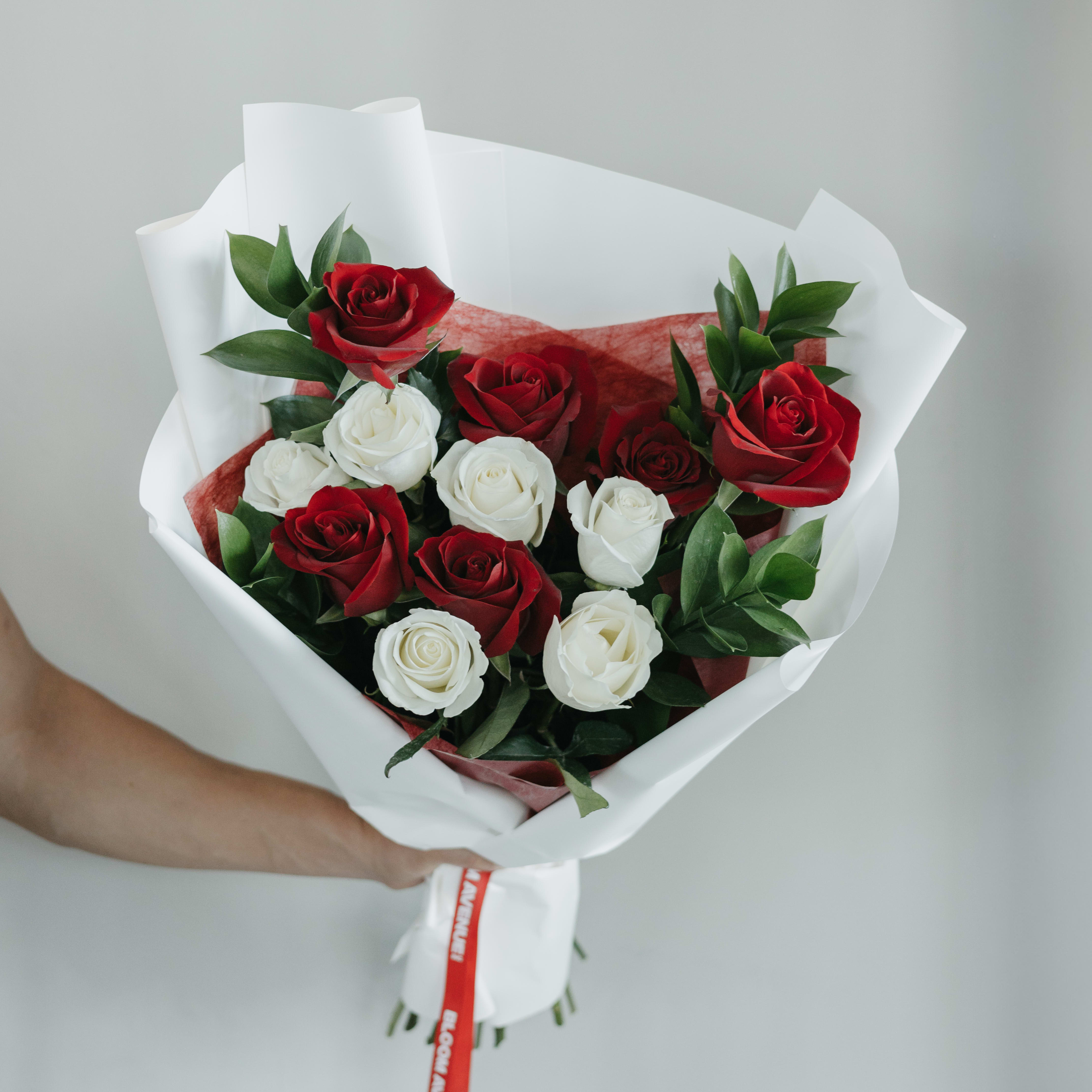 RED & WHITE ROSES BOUQUET
