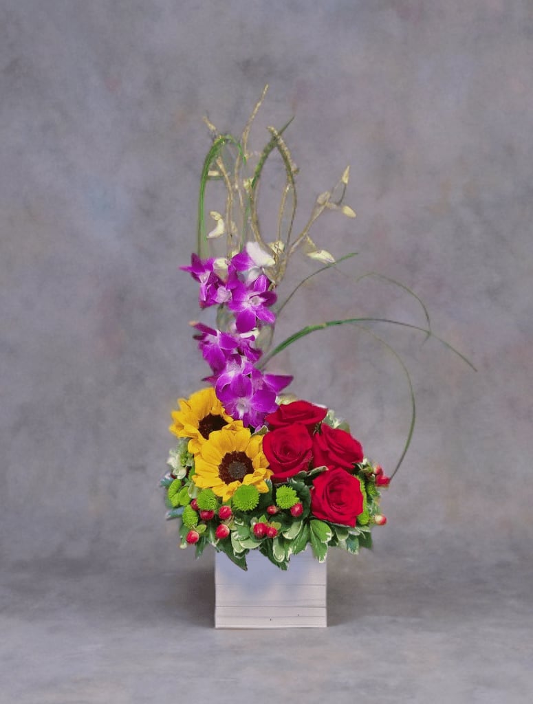 M-3 Arreglo de rosas girasoles, hypericum y orquídeas Flower Bouquet