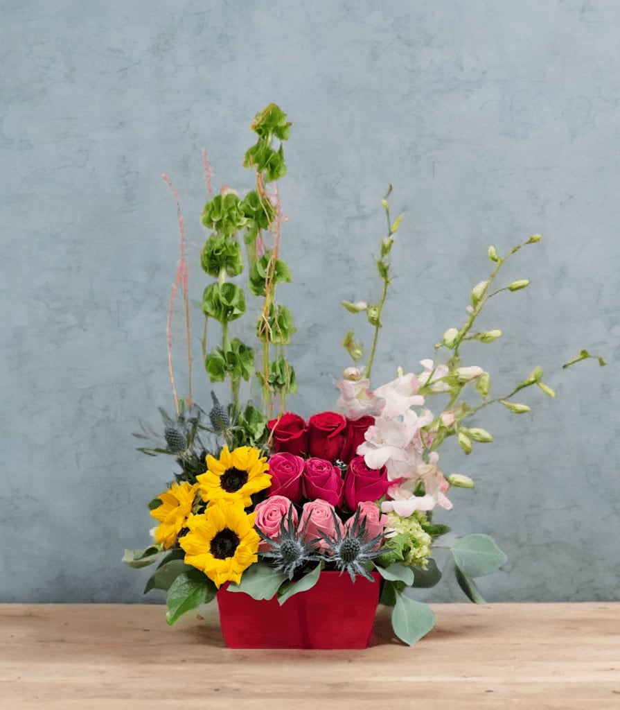 SV-11 Arreglo de rosas, girasoles, hortensias, eryngium y orquídeas