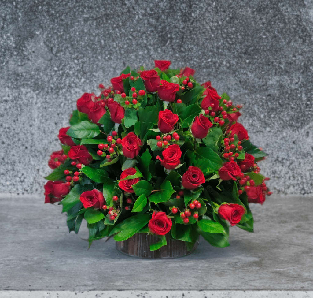 VD-25 Arreglo de cuatro docenas de rosas con hypericum