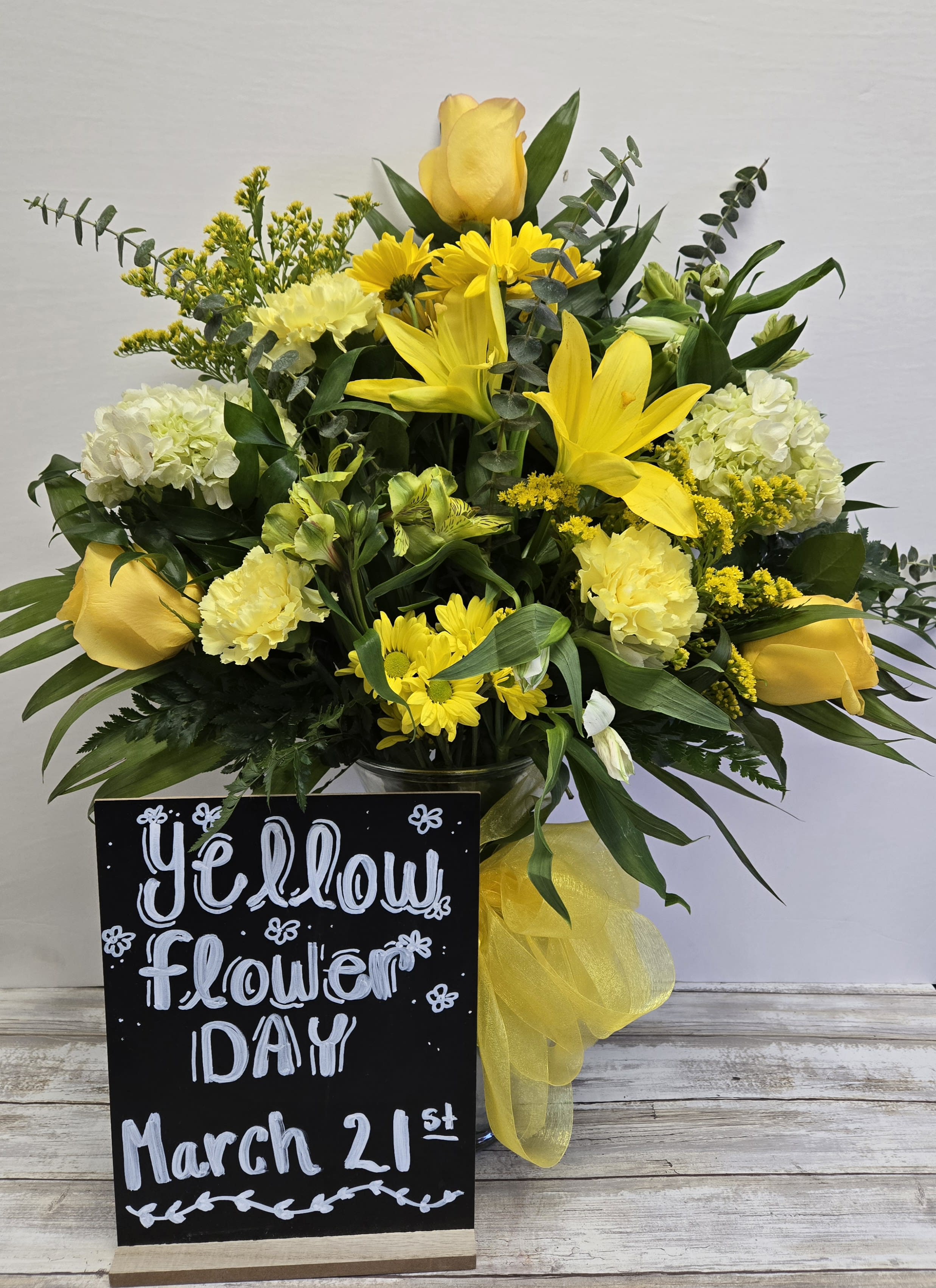 Super Deluxe Yellow Mixed Vase Arrangement