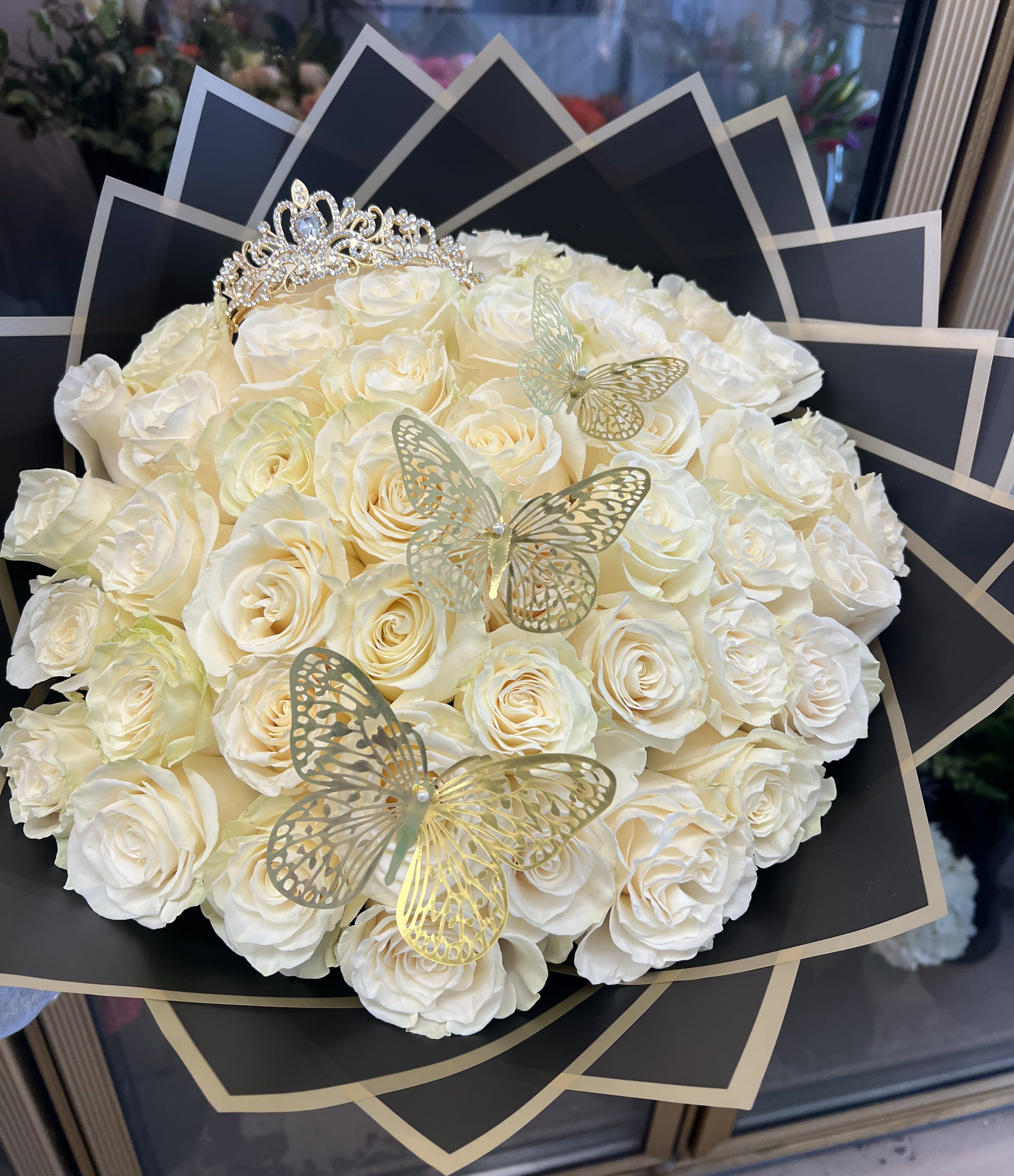 50 White Roses Crown