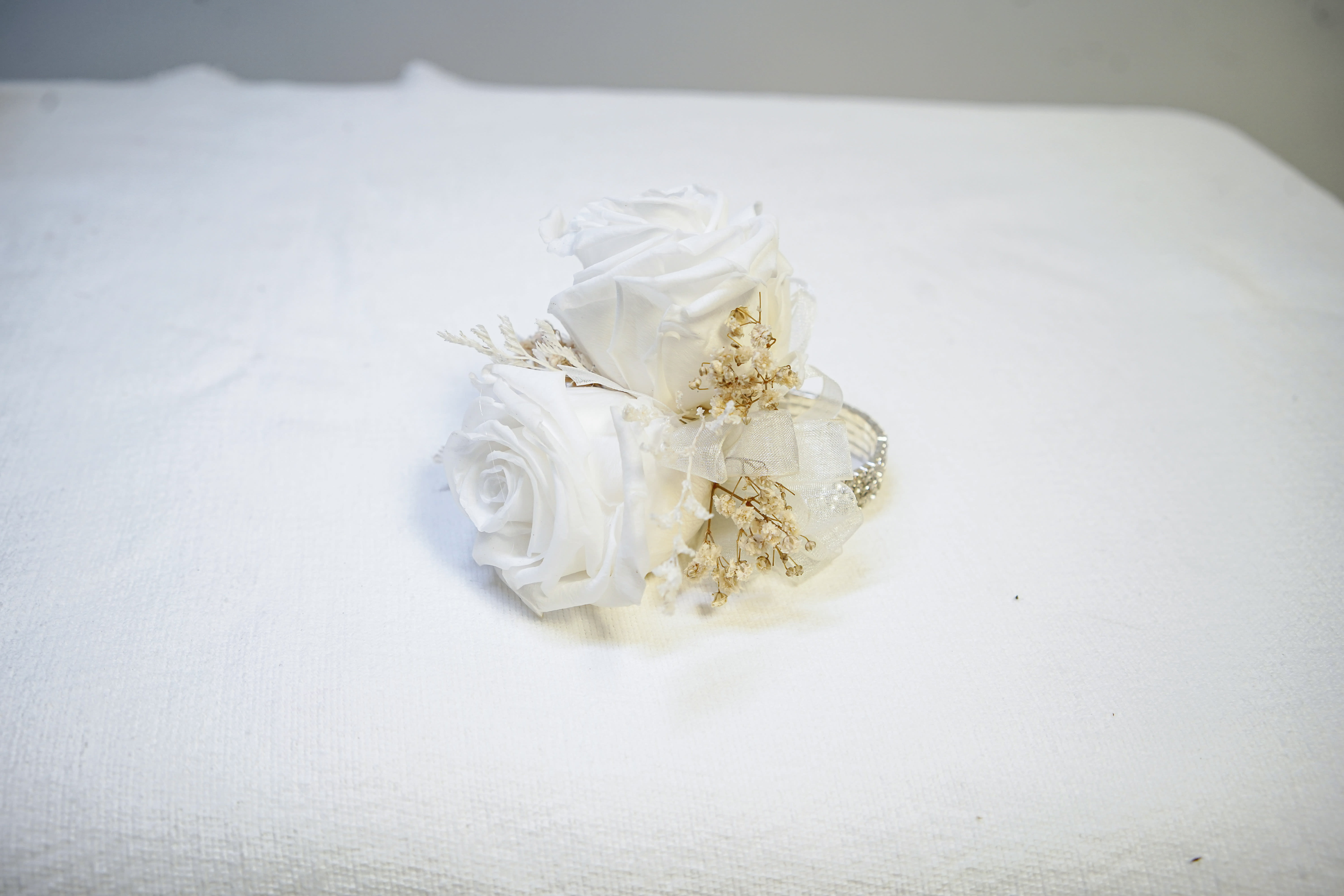 CPR-1 Corsage de rosas y baby breath preservadas