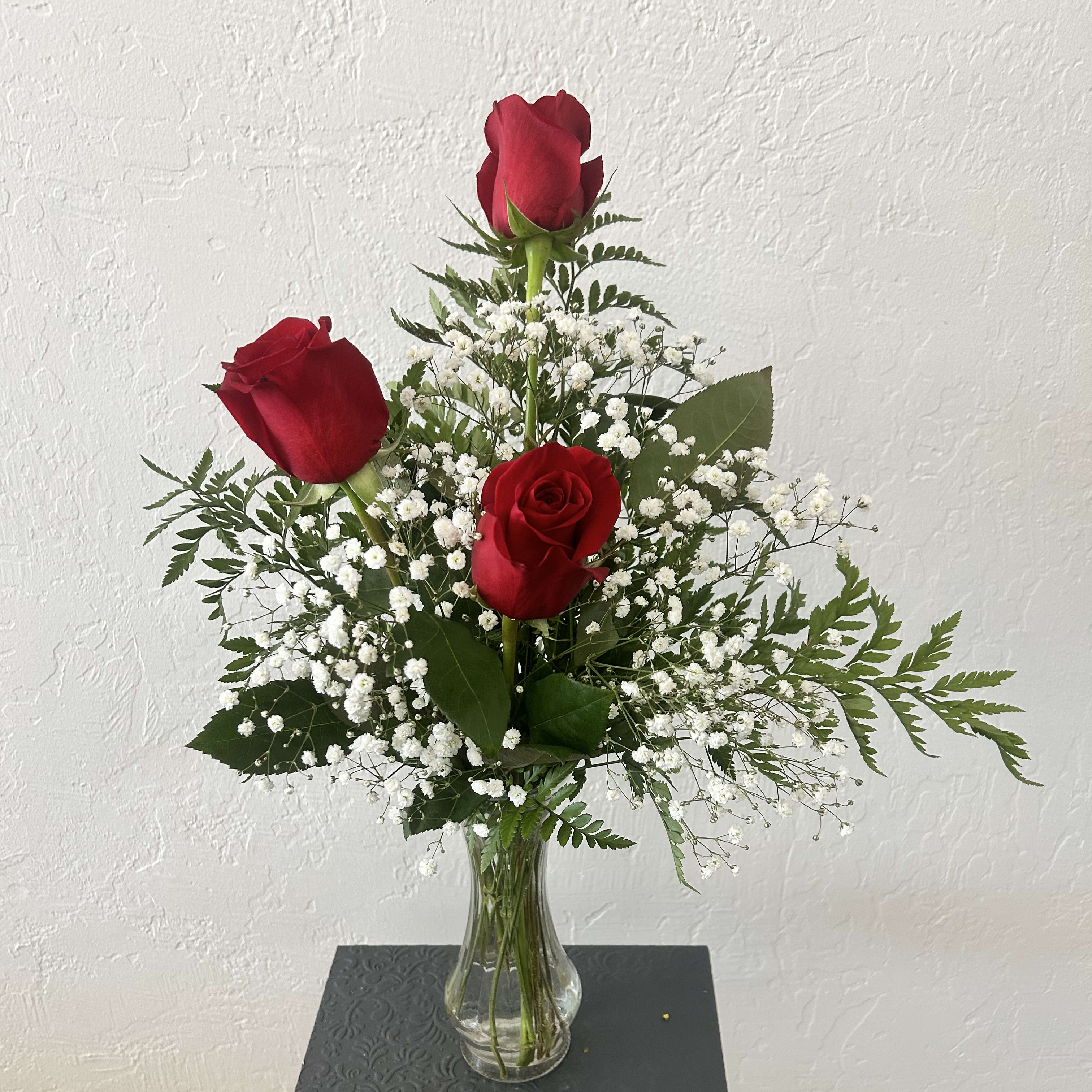 3 roses in vase
