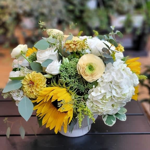 Sunshine & Cream Delight Flower Bouquet