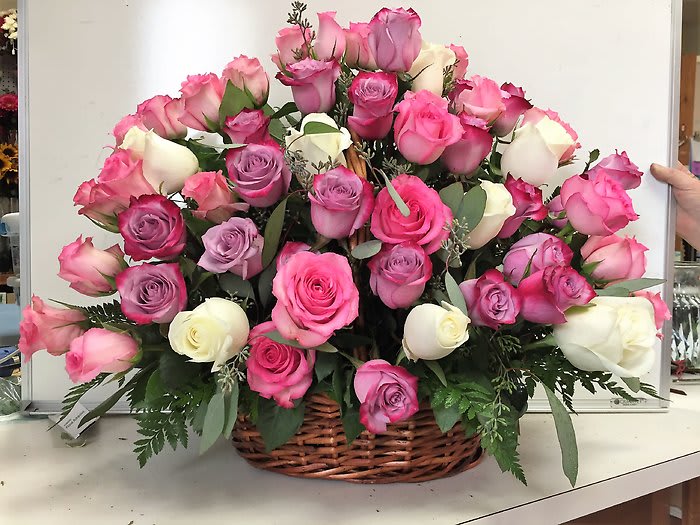 Grand Rose Basket Bouquet. Flower Bouquet