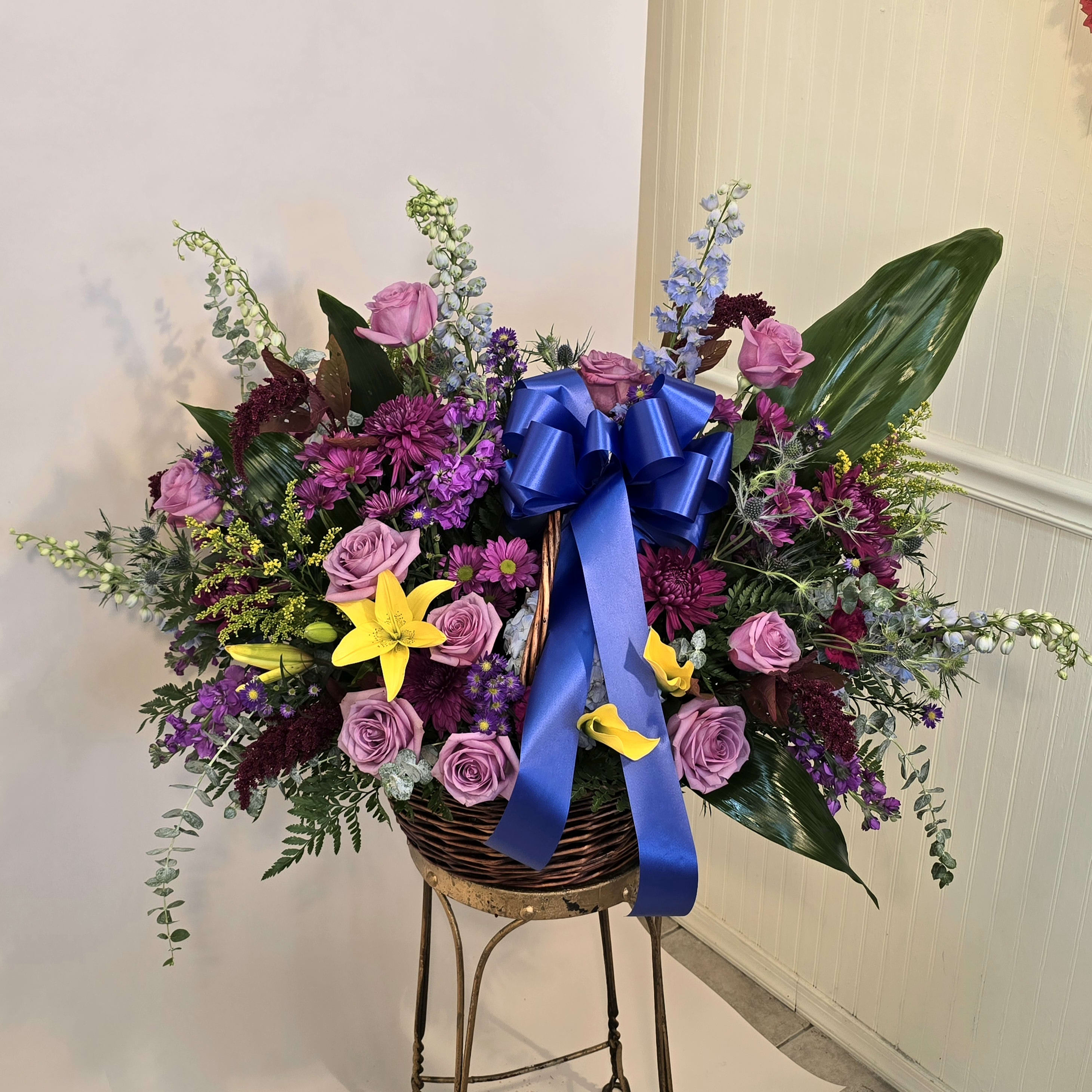 GARDEN LUSH BASKET Flower Bouquet