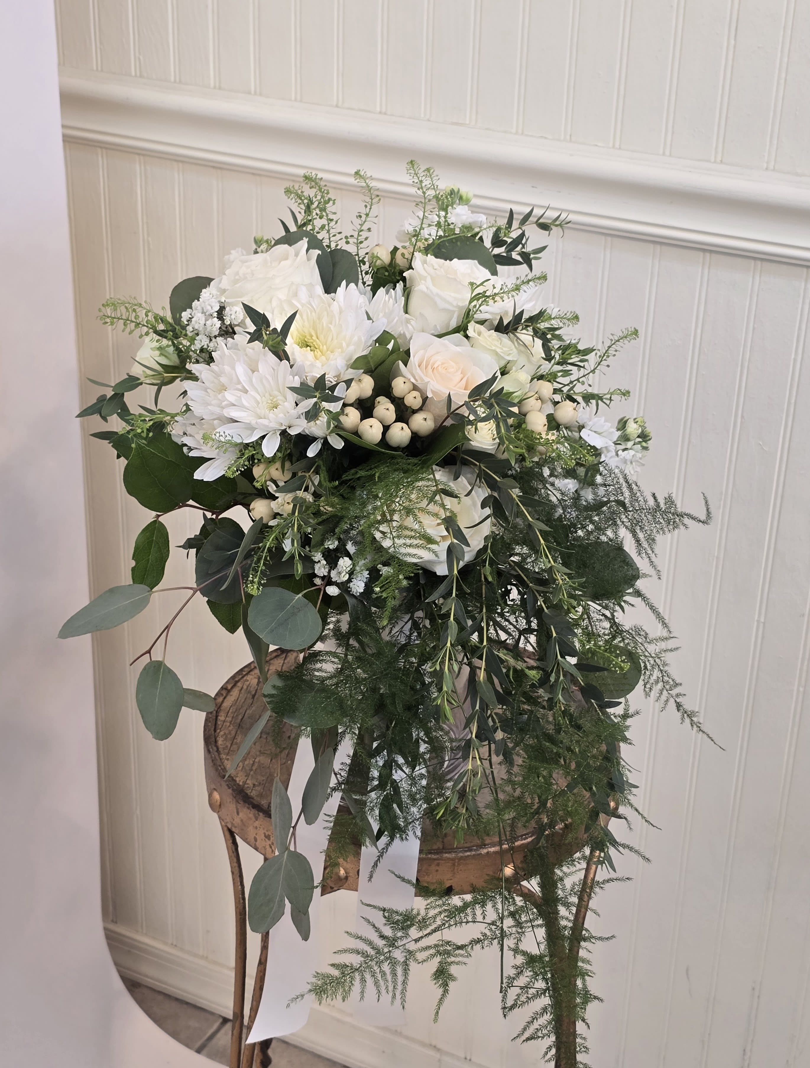 FLOWING WHITE HAND-TIED BOUQUET