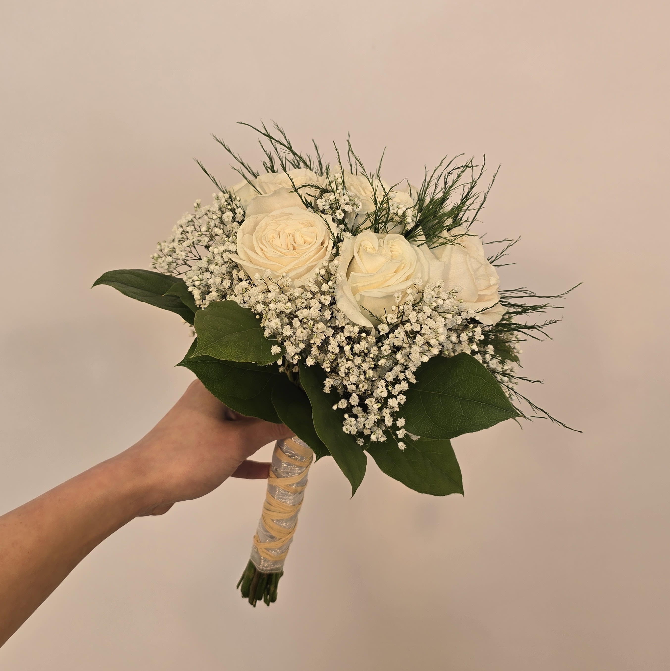 WHITE ROSE TIGHT HAND-TIED BOUQUET