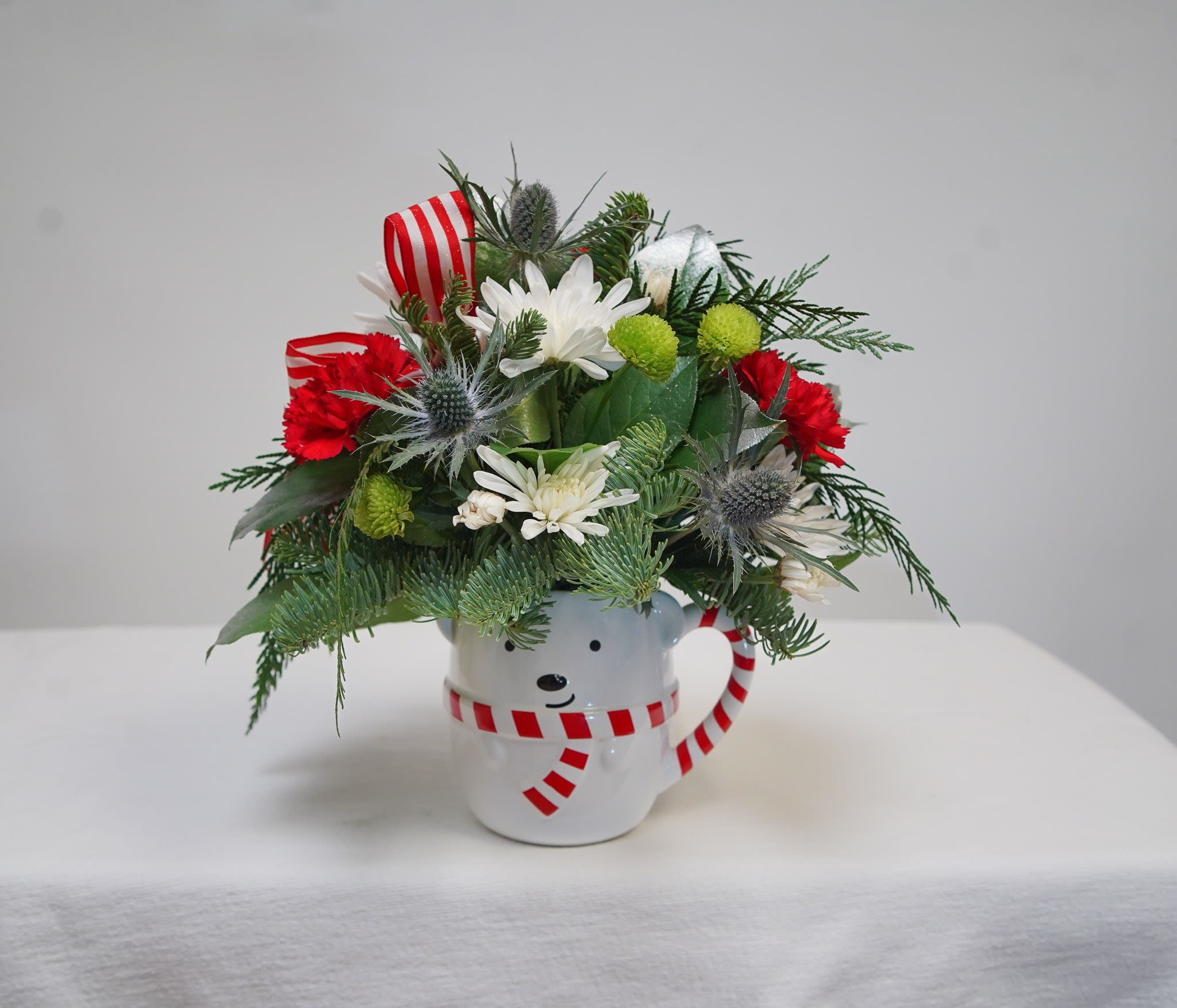 ND-35 Arreglo navideño con pompones, claveles, pinoccios y eryngium