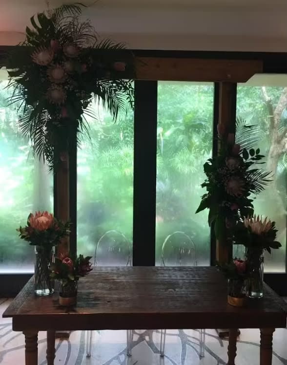Bride and groom table flowers by Tropical Arrangements, Randallstown MD