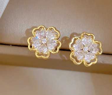 Cosmo White Clover Earrings Flower Bouquet