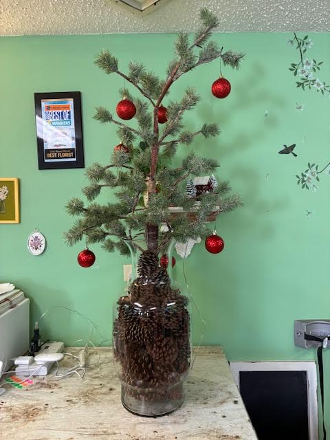 Christmas Pagent Pre-lit Tree Flower Bouquet