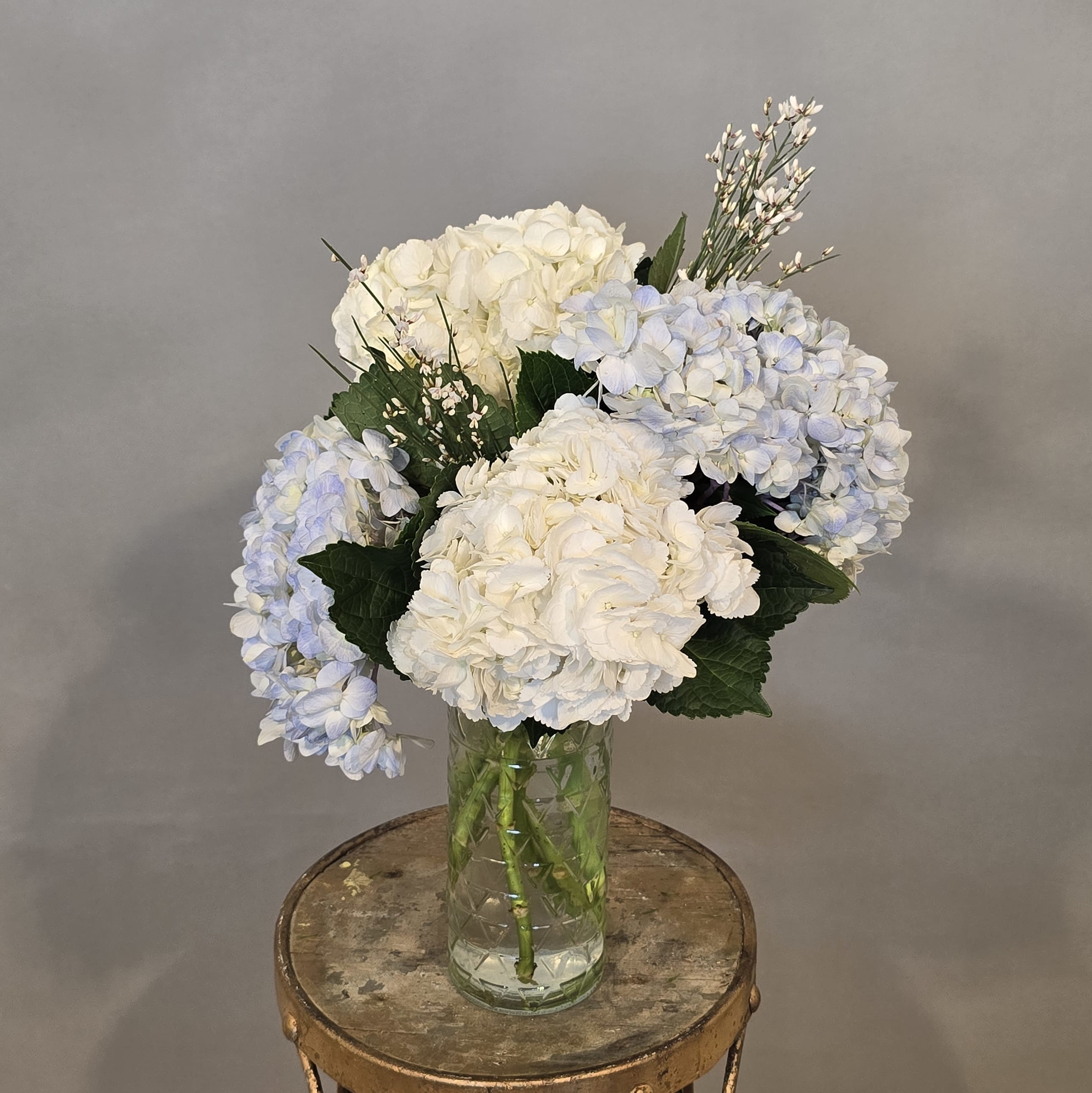 HYDRANGEA WITH WHITE ACCENT
