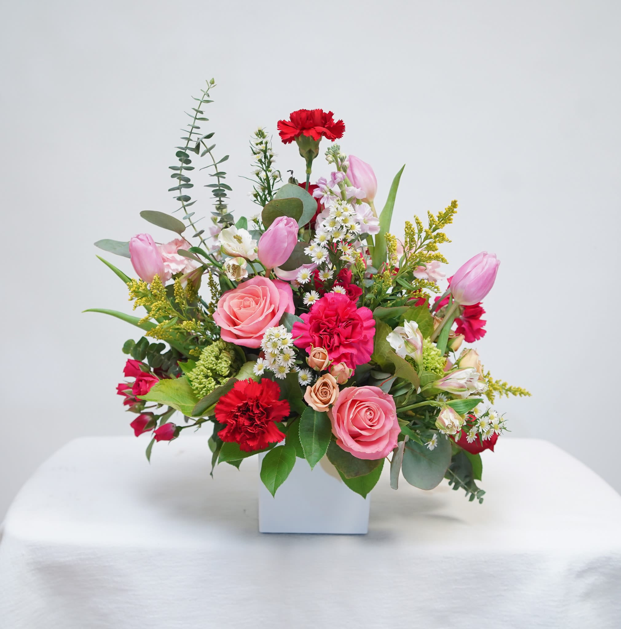 VA-5 Arreglo de rosas, tulipanes, stock, spray roses, alstroemerias, claveles, solidago, montecasino y eucalipto Flower Bouquet