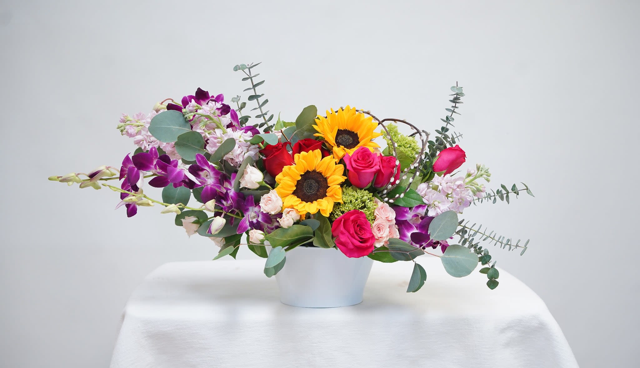 VA-7 Arreglo de rosas, girasoles, spray roses, orquideas, stock y hortensias