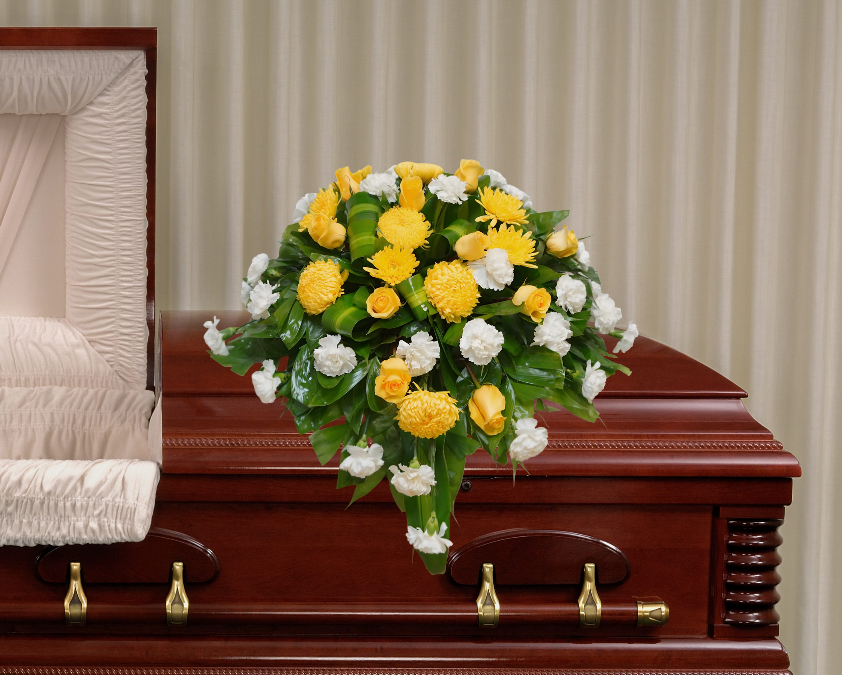 FCC-2 Casket cover de claveles, spiders, crisantemos y rosas con cinta impresa