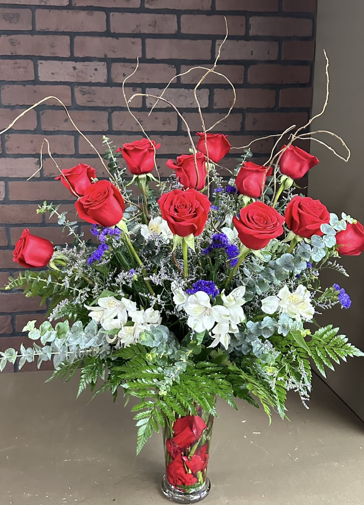 Deluxe Dozen Red Roses