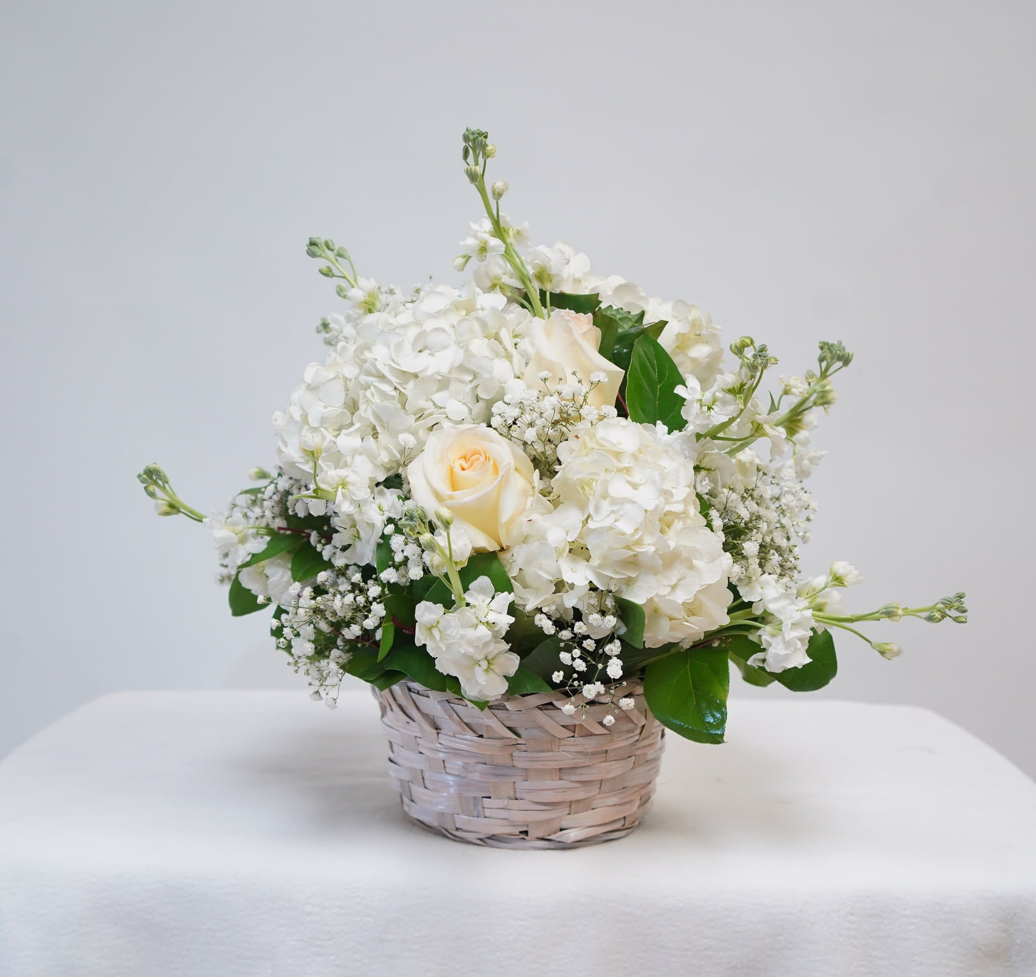 AF-6 Arreglo de rosas, hortensias, stocks y montecasino