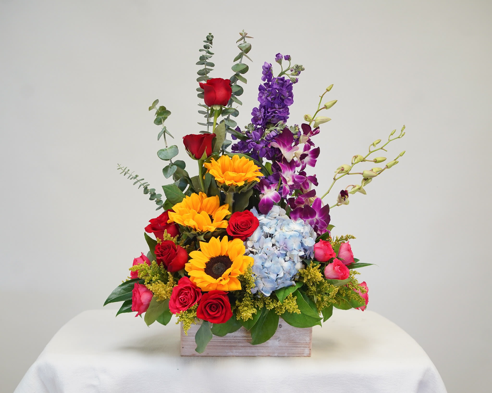 VA-17 Arreglo de rosas, girasoles, orquideas, stock, hortensia y solidago