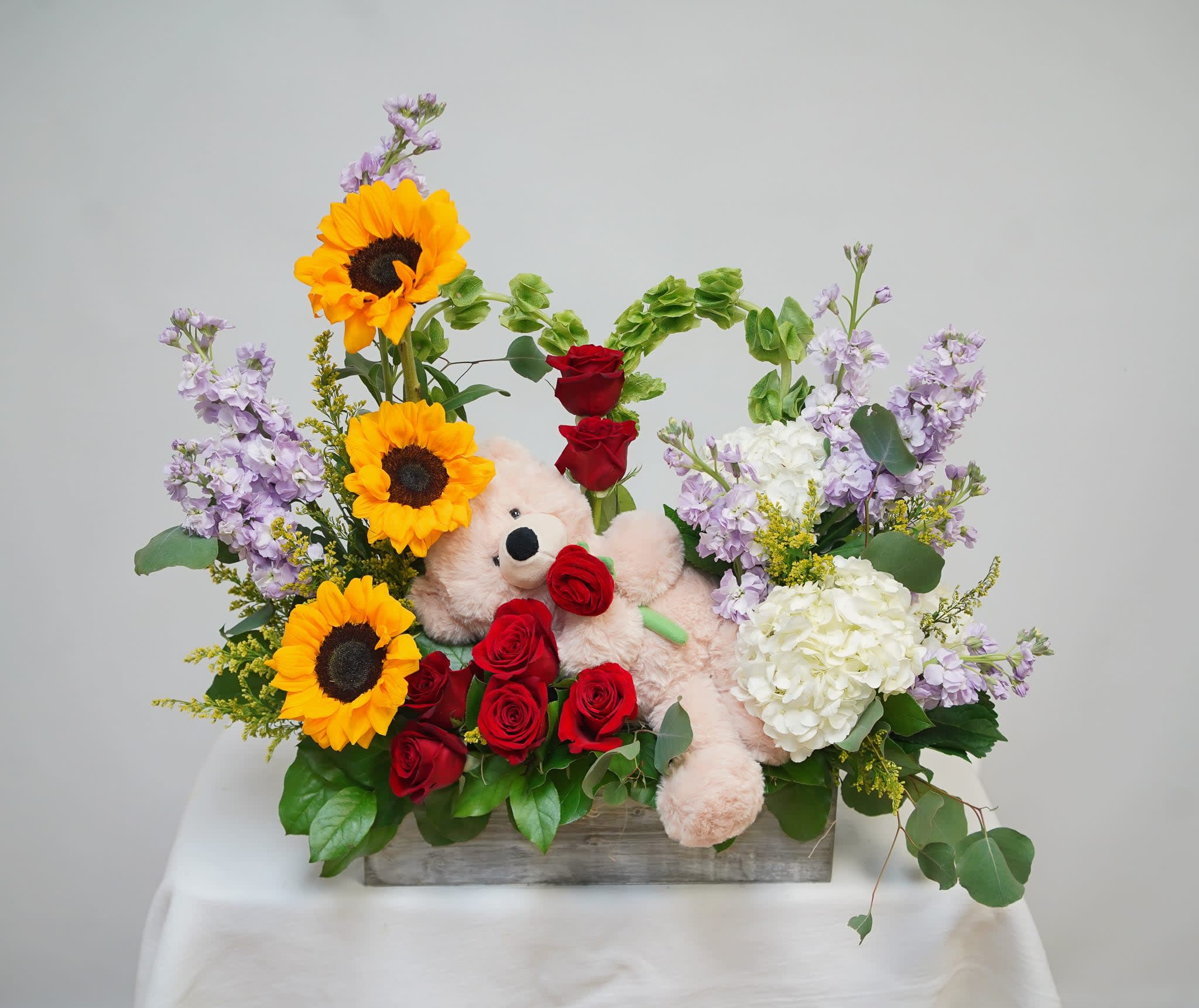VA-19 Arreglo de rosas, stock, hortensias y girasoles. Incluye osito de peluche.