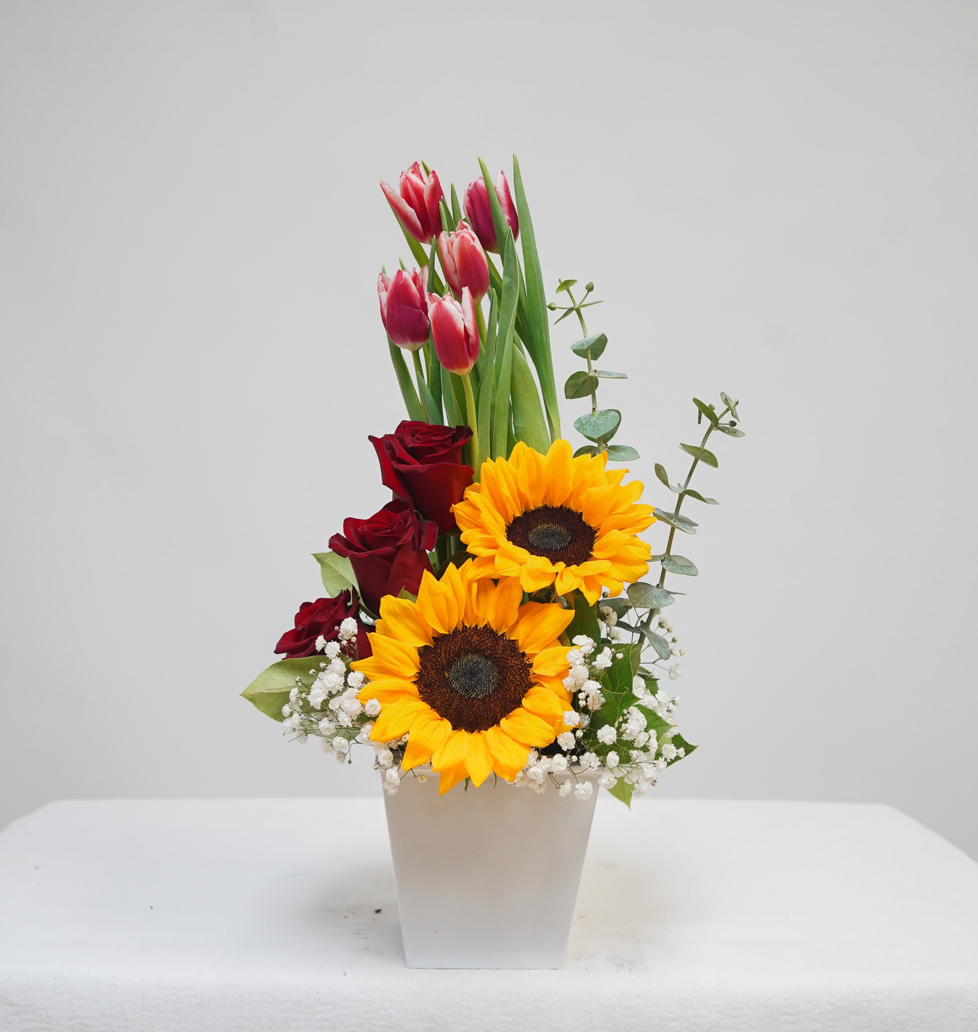 VA-14 Arreglo de rosas, tilipanes y girasoles