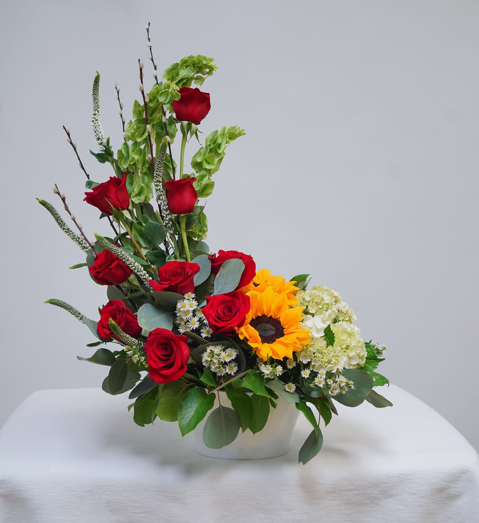 VA-11 Arreglo de rosas, girasoles, veronica y hortensias