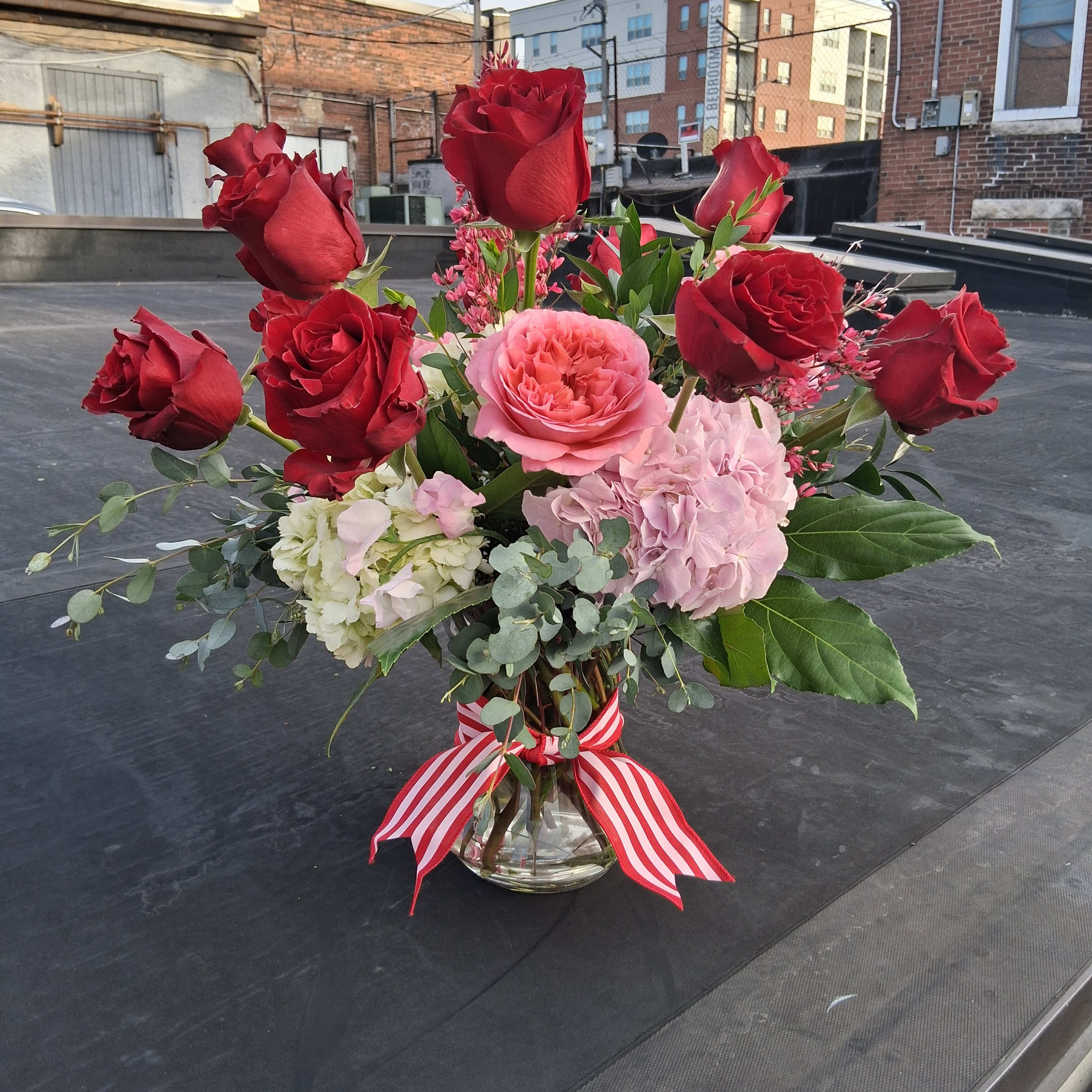 Extraordinary 12 Premium Red Roses