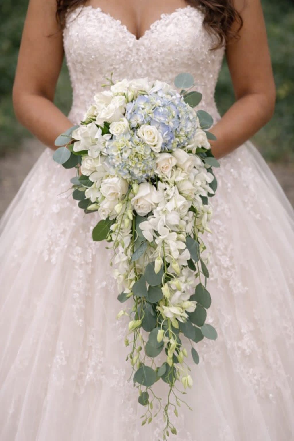 WB-8 Ramo de Novia en rosas, rosas miniaturas, orquideas dendrobium, hortensias y eucalipto silver